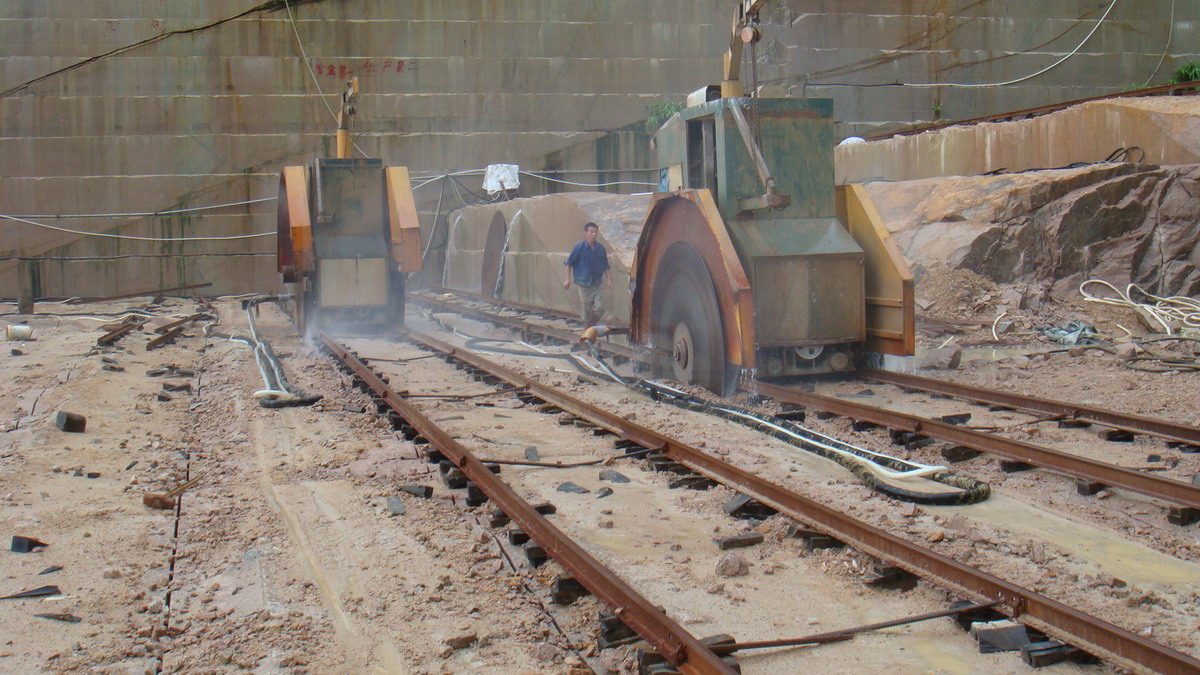 Chinese Golden Leaf Granite Quarry Processing