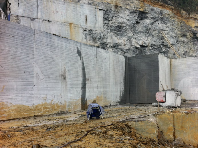 Wooden Black Marble Quarry and Slabs